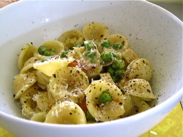 Rome, lend me some ears: a delightful lunch of orecchiette with peas and tomato in a saffron-pesto-cream sauce scented with Marsala wine, topped with fresh parmesan. With a glass of crisp white wine, this is a win-win!